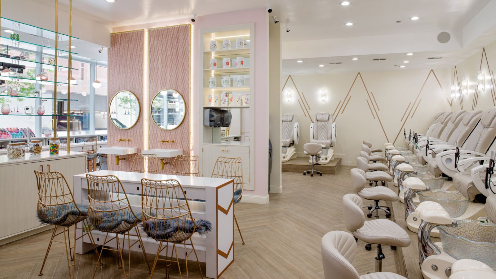 Đèn chùm sang trọng không chỉ là điểm nhấn mà còn giúp tạo nên phong cách riêng biệt, thu hút khách hàng yêu thích sự sang trọng.