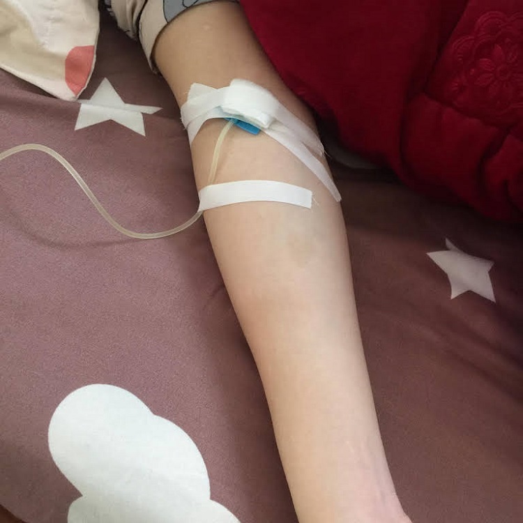 Truyền nước biển ảnh nằm viện chụp tay