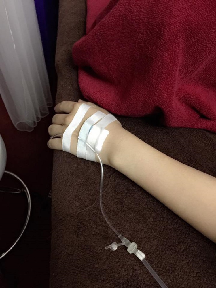 Truyền nước biển ảnh nằm viện chụp tay