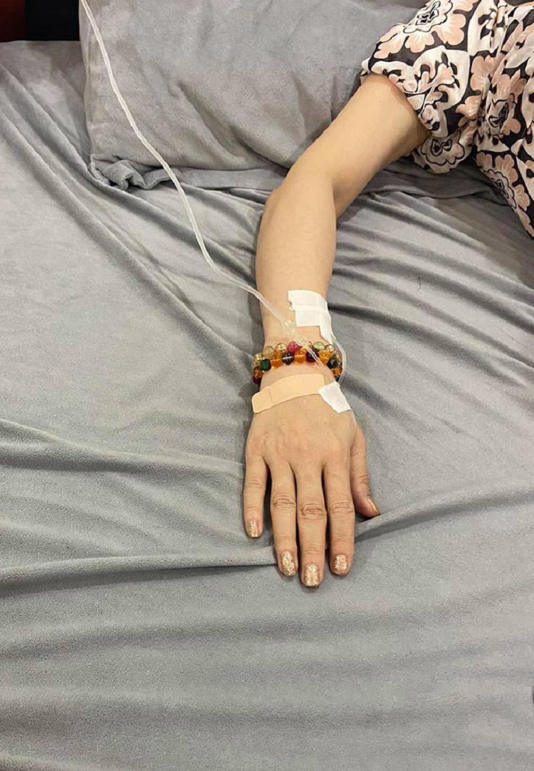 Truyền nước biển ảnh nằm viện chụp tay