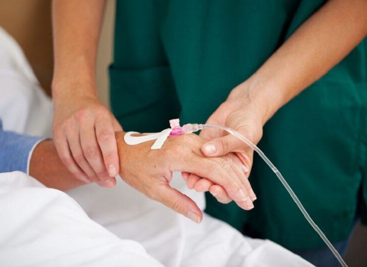 Truyền nước biển ảnh nằm viện chụp tay