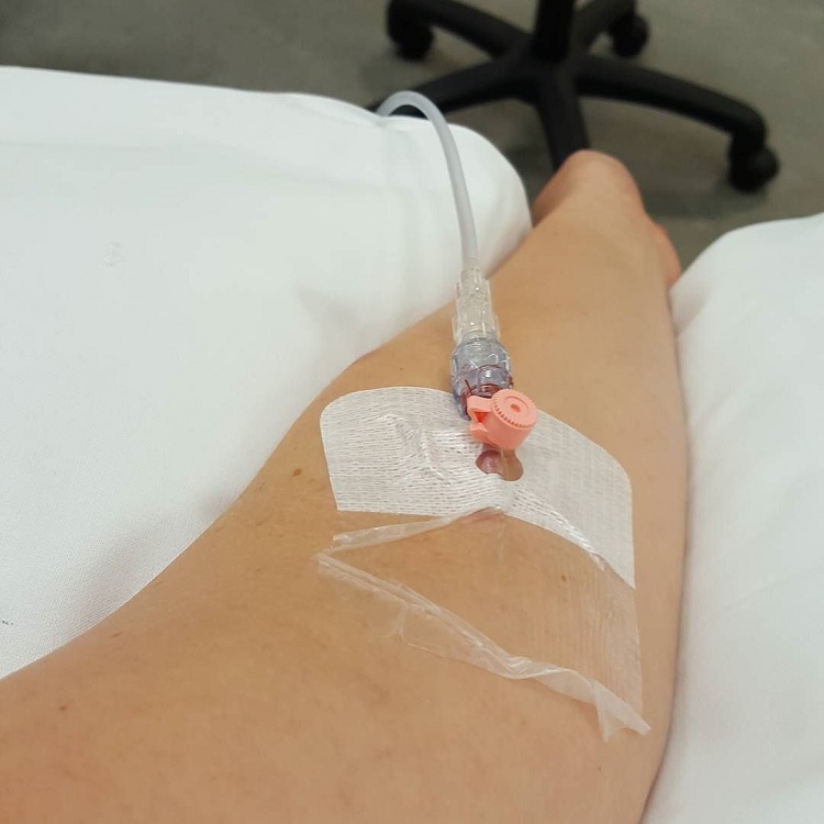 Truyền nước biển ảnh nằm viện chụp tay