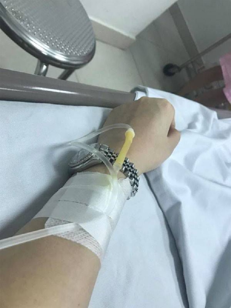 Truyền nước biển ảnh nằm viện chụp tay