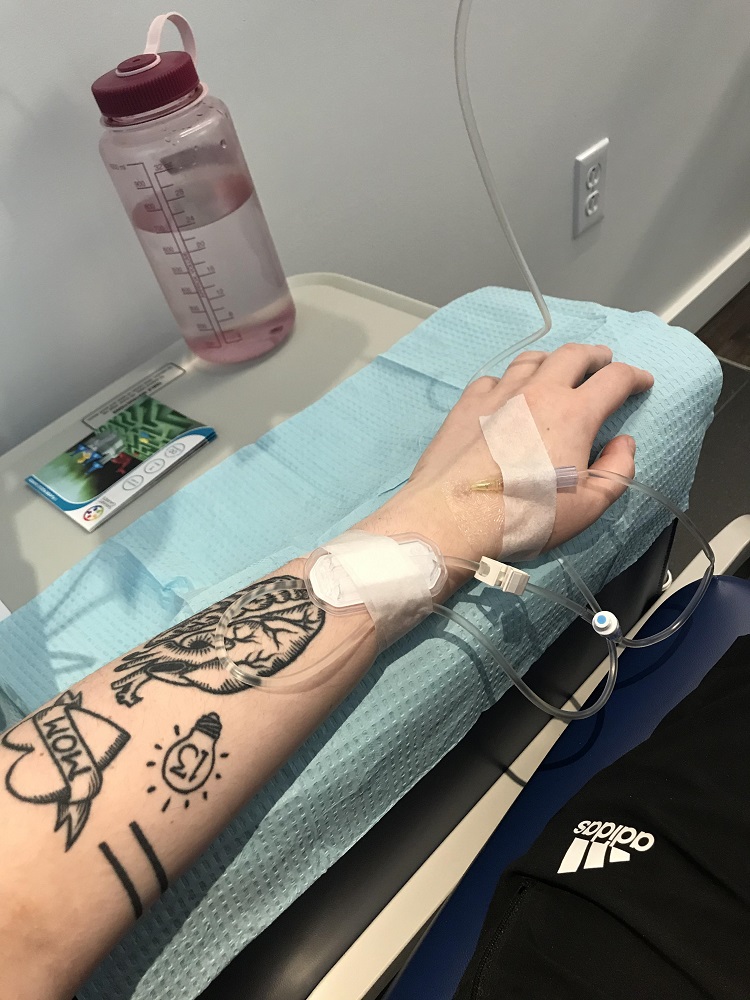 Hình ảnh tay truyền nước biển ở bệnh viện