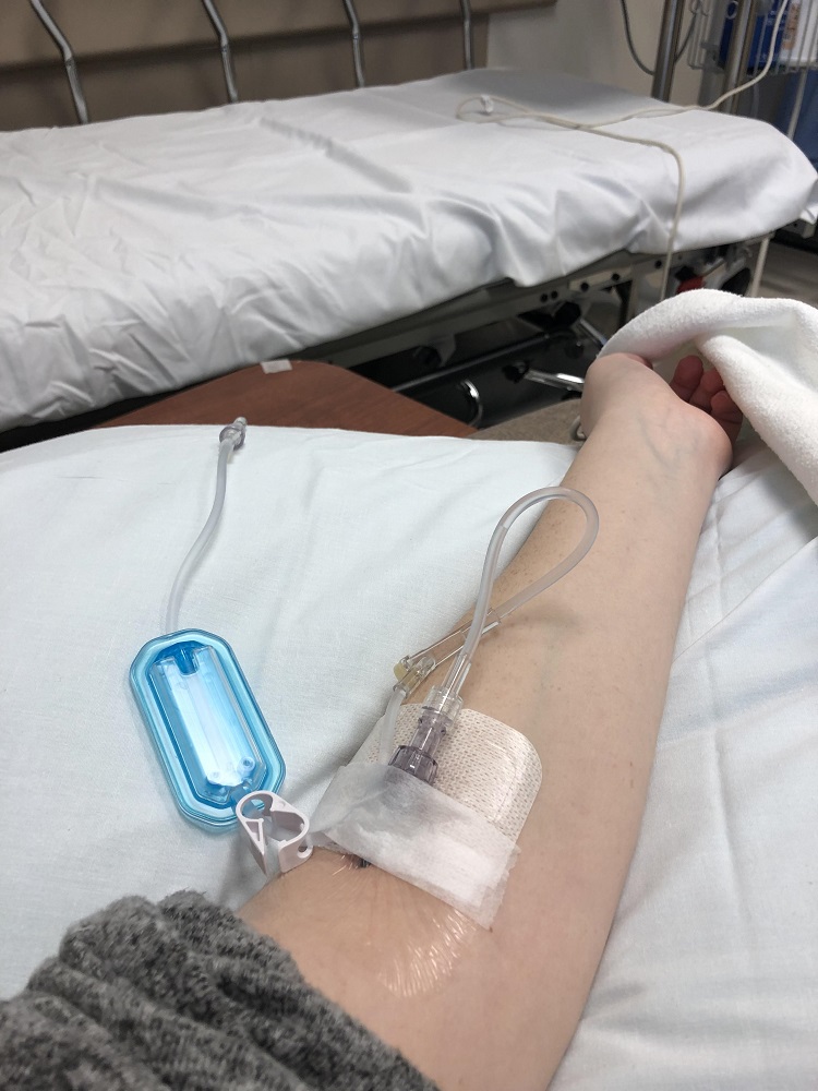 Truyền nước biển ảnh nằm viện chụp tay