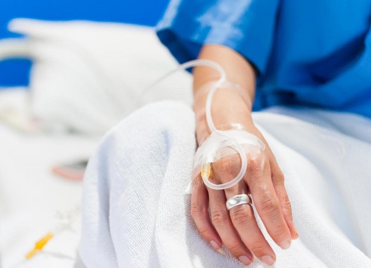 Truyền nước biển ảnh nằm viện chụp tay