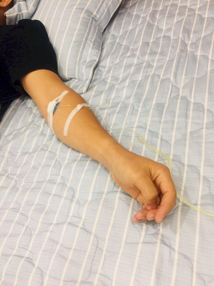 Tay truyền nước biển nam