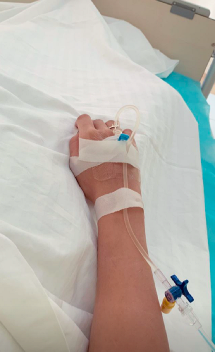 Truyền nước biển ảnh nằm viện chụp tay