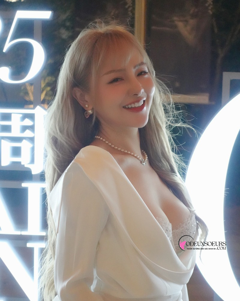 Ảnh gái đẹp show ngực