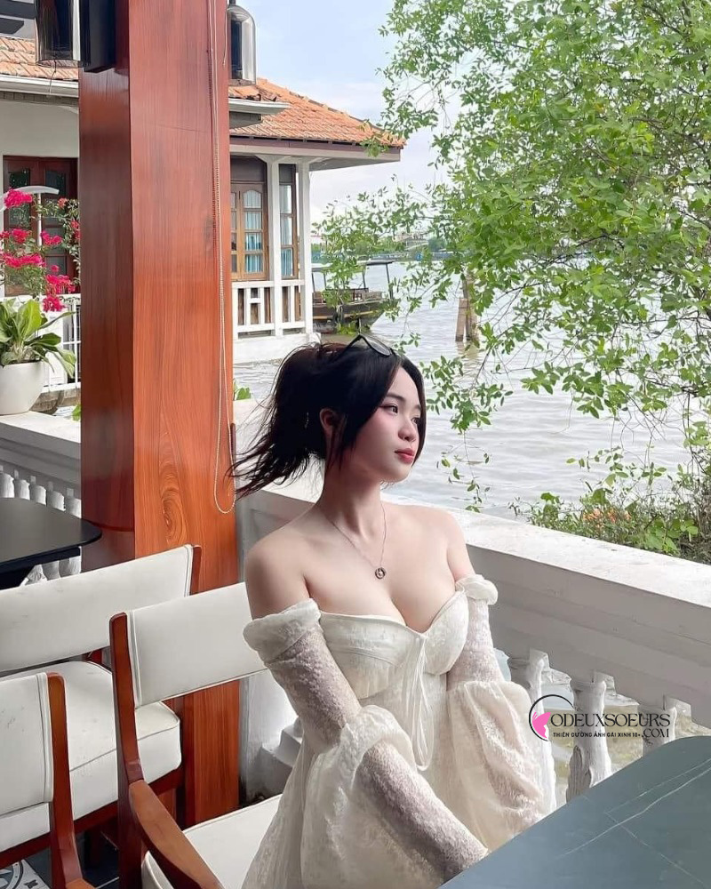 Hình gái xinh khoe ngực