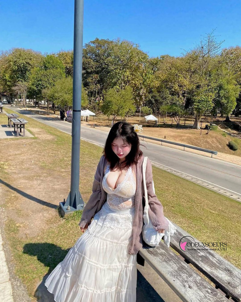 Hình gái đẹp khoe ngực