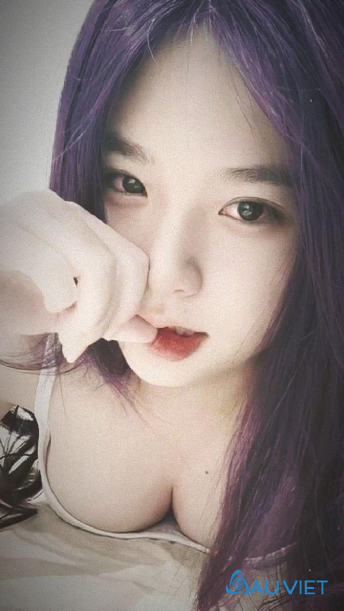 Làn da mịn màng kết hợp với trang phục tinh tế tạo nên vẻ đẹp hoàn mỹ.