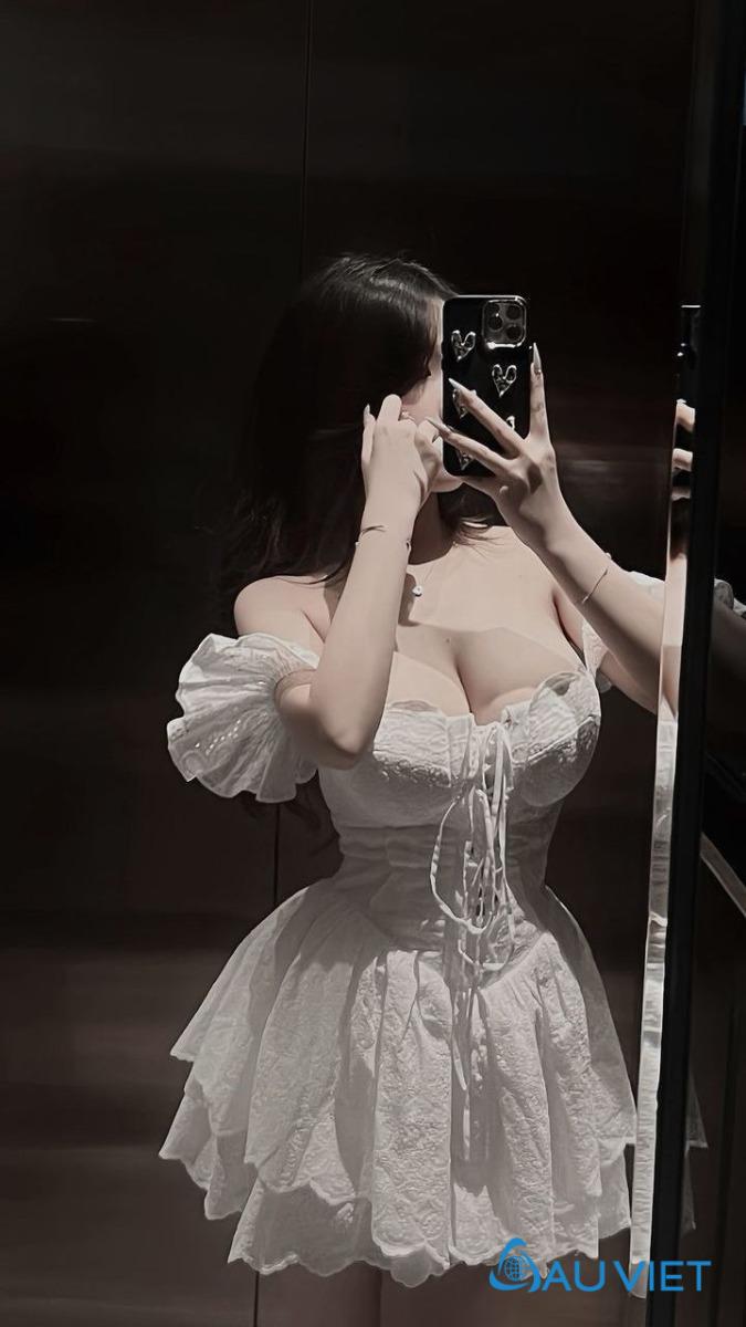 Sự quyến rũ toát lên từ chính sự tự tin trong ánh mắt và nụ cười.