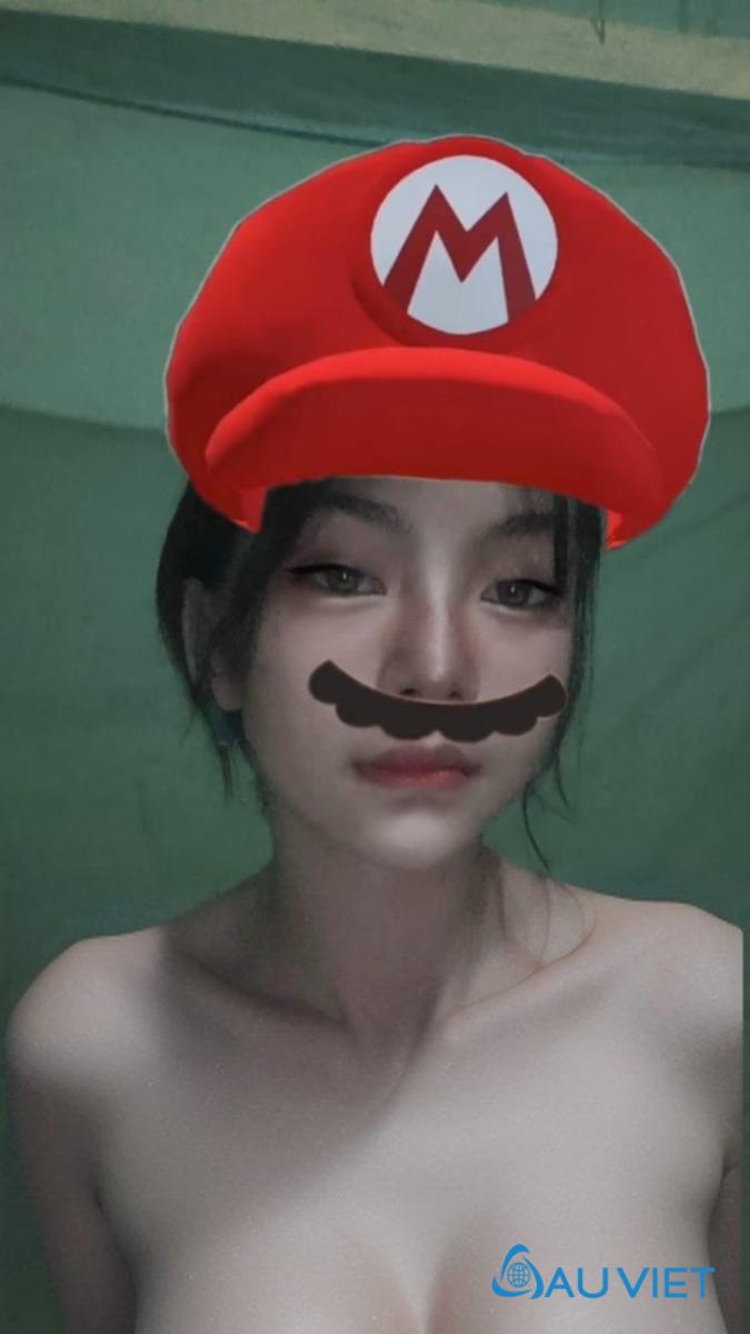 Đôi vai trần cùng ánh mắt sâu thẳm đủ khiến bất kỳ ai cũng bị cuốn hút.