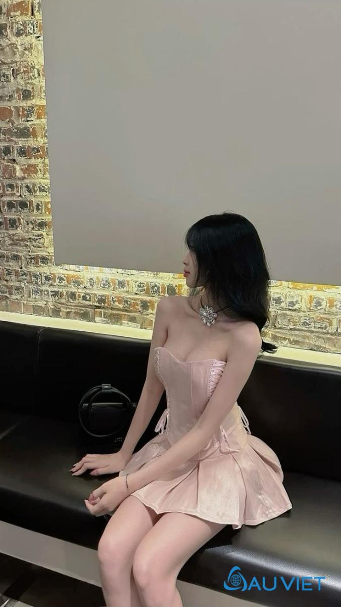 Vẻ đẹp quyến rũ không chỉ nằm ở đường cong mà còn ở thần thái đầy mê hoặc.