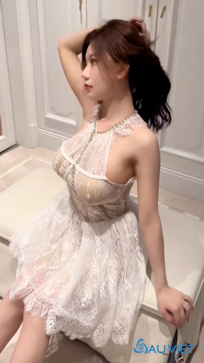 Vẻ đẹp sexy là khi không cần nói nhiều nhưng vẫn khiến người khác say đắm.