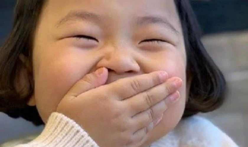Ảnh meme em bé cười đáng yêu