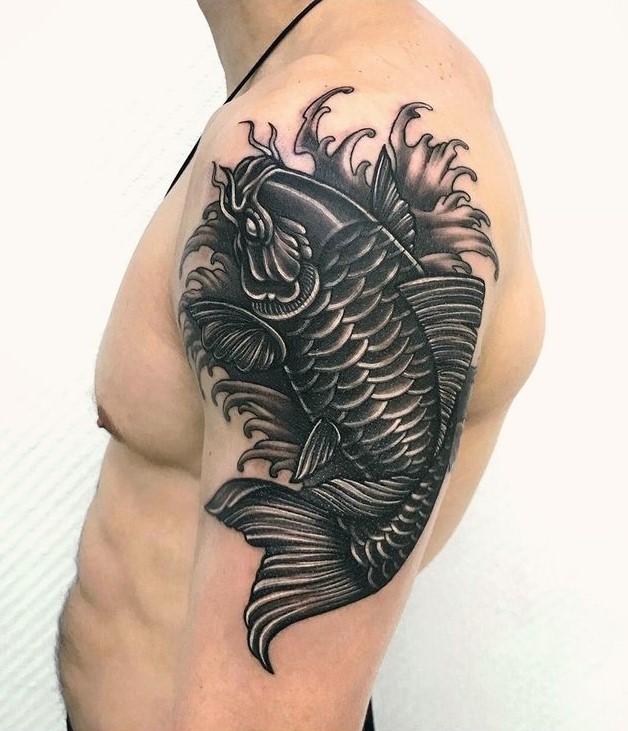 hình xăm cá chép đen ở bắp tay