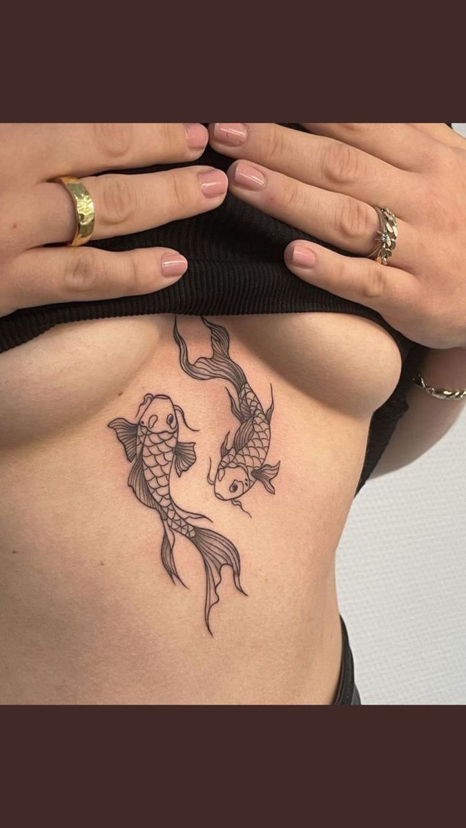 hình xăm đôi cá chép đơn giản ở dưới ngực
