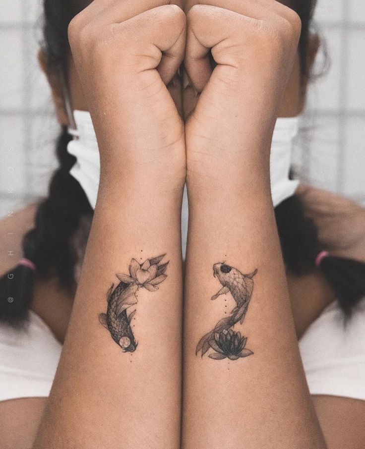 xăm 2 con cá chép đơn giản ở 2 tay