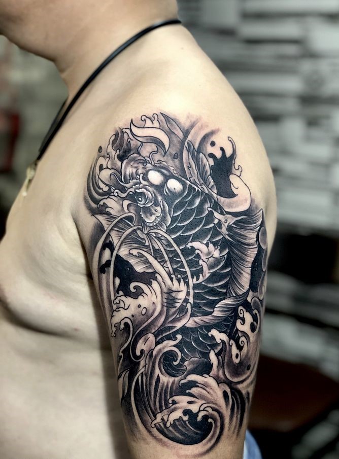hình xăm cá chép kết hợp sóng nước đen trắng