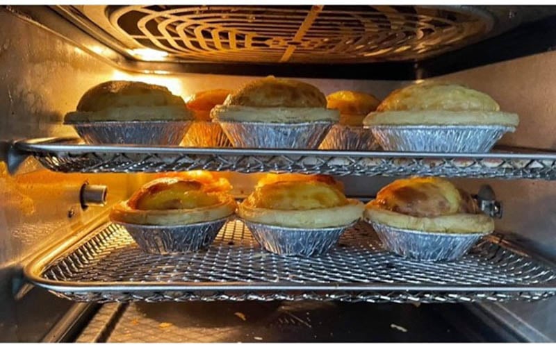 Nướng đến khi vỏ bánh chín vàng, giòn rụm còn nhân bên trong đã sánh đặc là món ăn đã hoàn thành