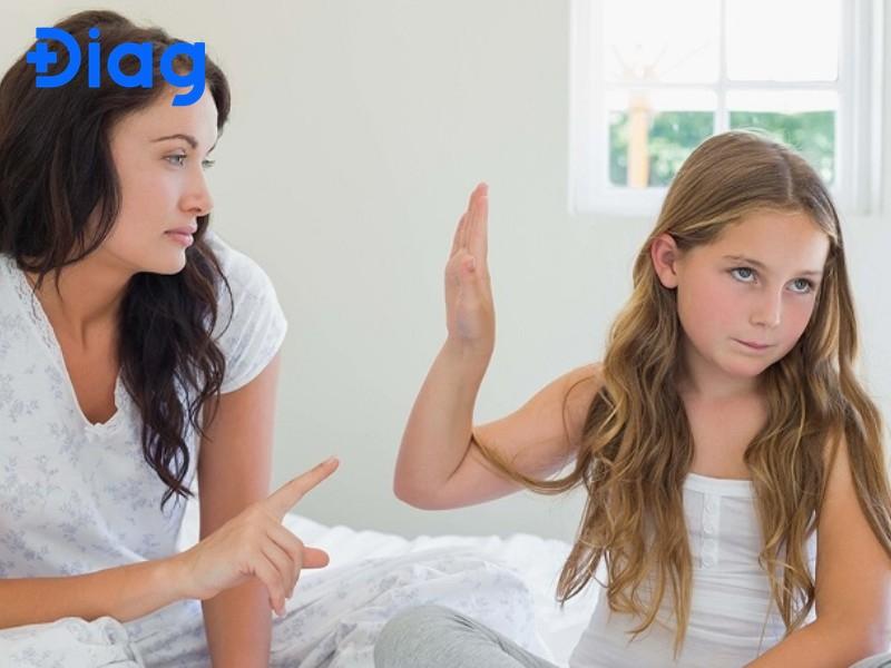 Trẻ gái được xem là bị dậy thì sớm khi có dấu hiệu dậy thì (đặc biệt là ngực phát triển hoặc có kinh) trước 8 tuổi