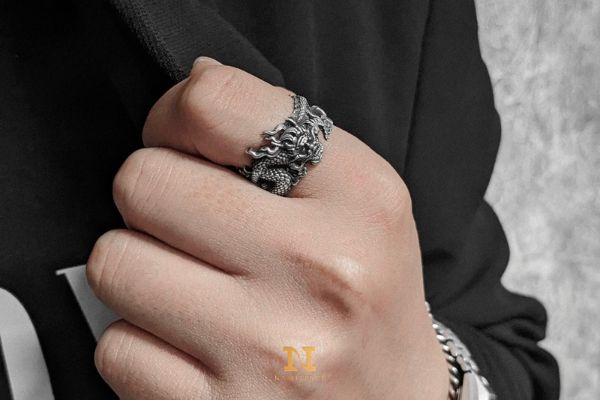 Chọn nhẫn bạc nam theo màu da