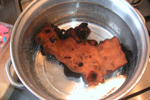 Cách làm sạch gỗ lũa an toàn 1