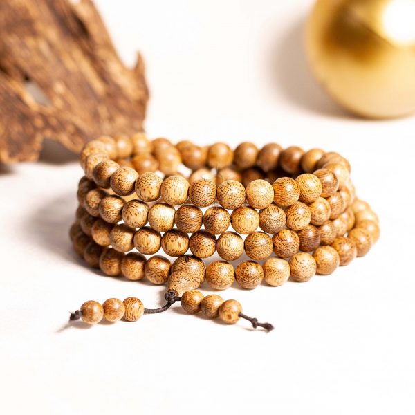 Vòng tay trầm hương có tác động tích cực về tâm linh, xua đuổi tà khí, mang lại vận lành cho người dùng.