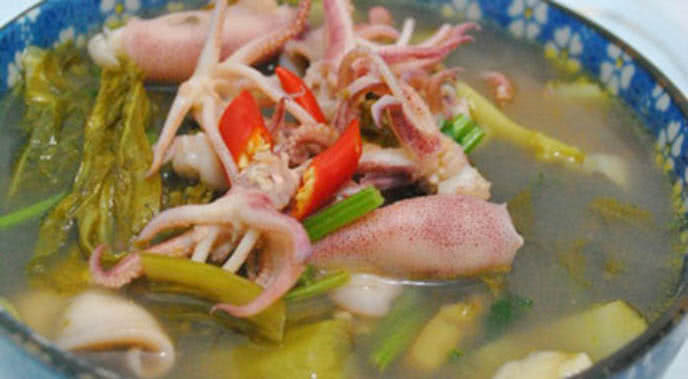 canh mực dưa chua