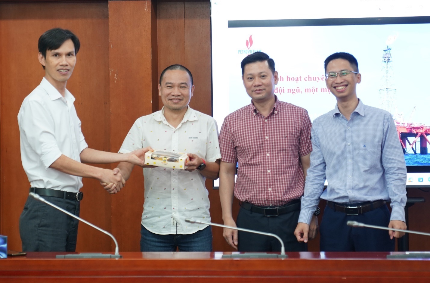 Chi bộ Nghiệp vụ sinh hoạt chuyên đề “Một đội ngũ, một mục tiêu”