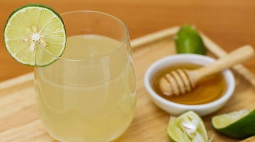 Một chút chanh với mật ong sẽ giúp bạn giảm ho và ngứa họng