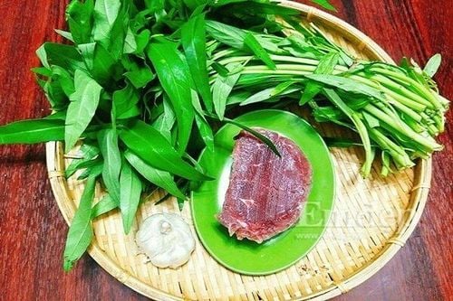 Nguyên liệu để làm món rau muống xào thịt bò rất đơn giản và dễ kiếm