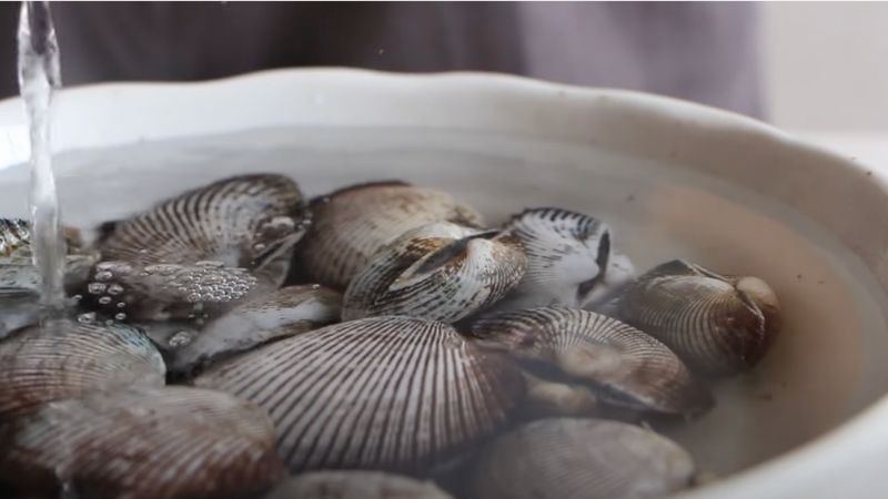 Rửa sạch ngâm sò lông trong nước muối & bột ngọt để sò nhả hết cát