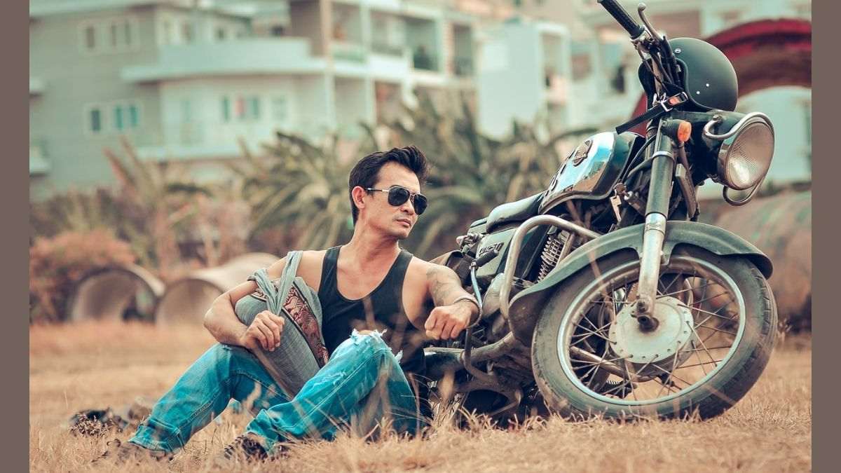 Tạo dáng chụp ảnh nam với moto