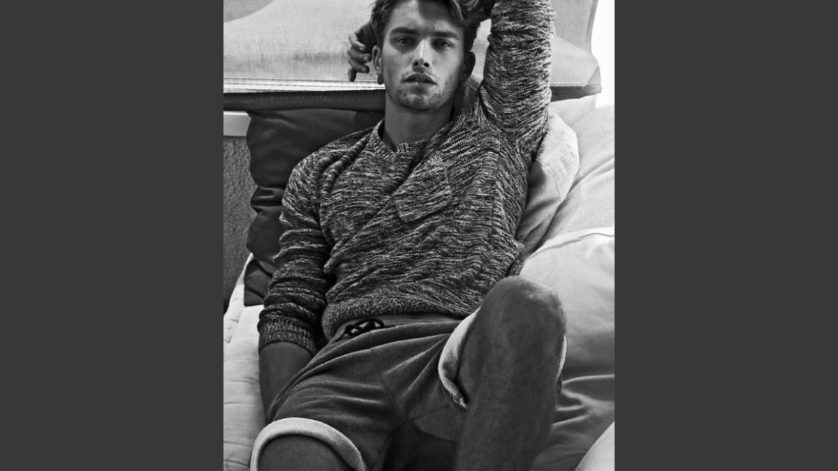 cách chụp ảnh đẹp cho nam với ghế sofa