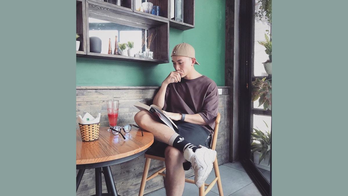 Tạo dáng chụp ảnh nam ngồi đọc sách
