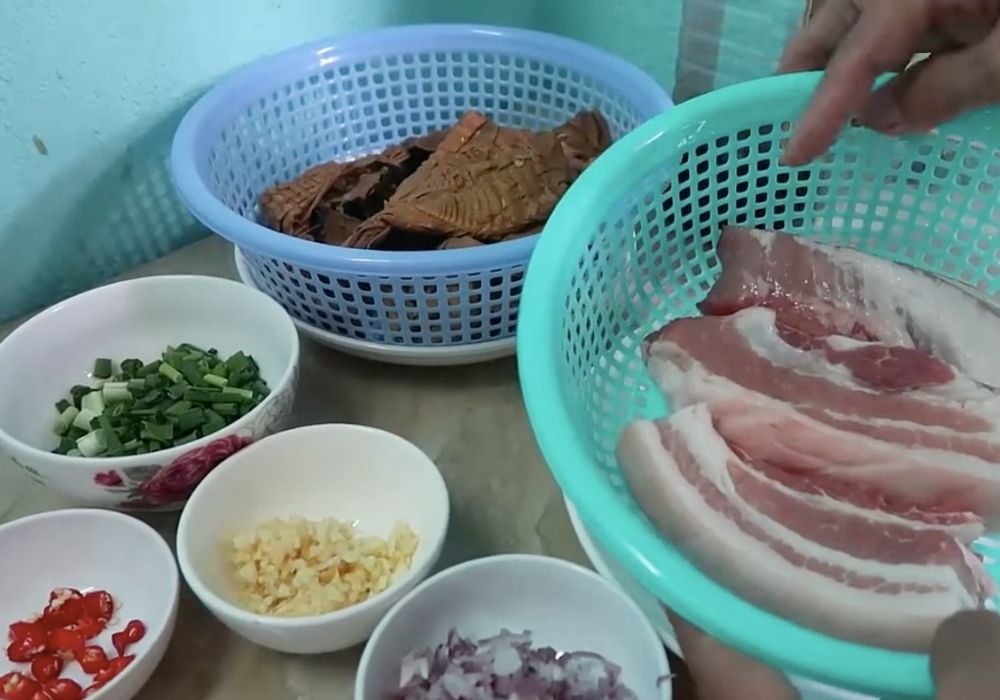 Nguyên liệu làm thịt ba chỉ xào măng khô