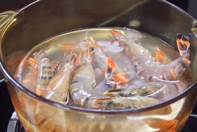 hấp tôm cùng nước dừa