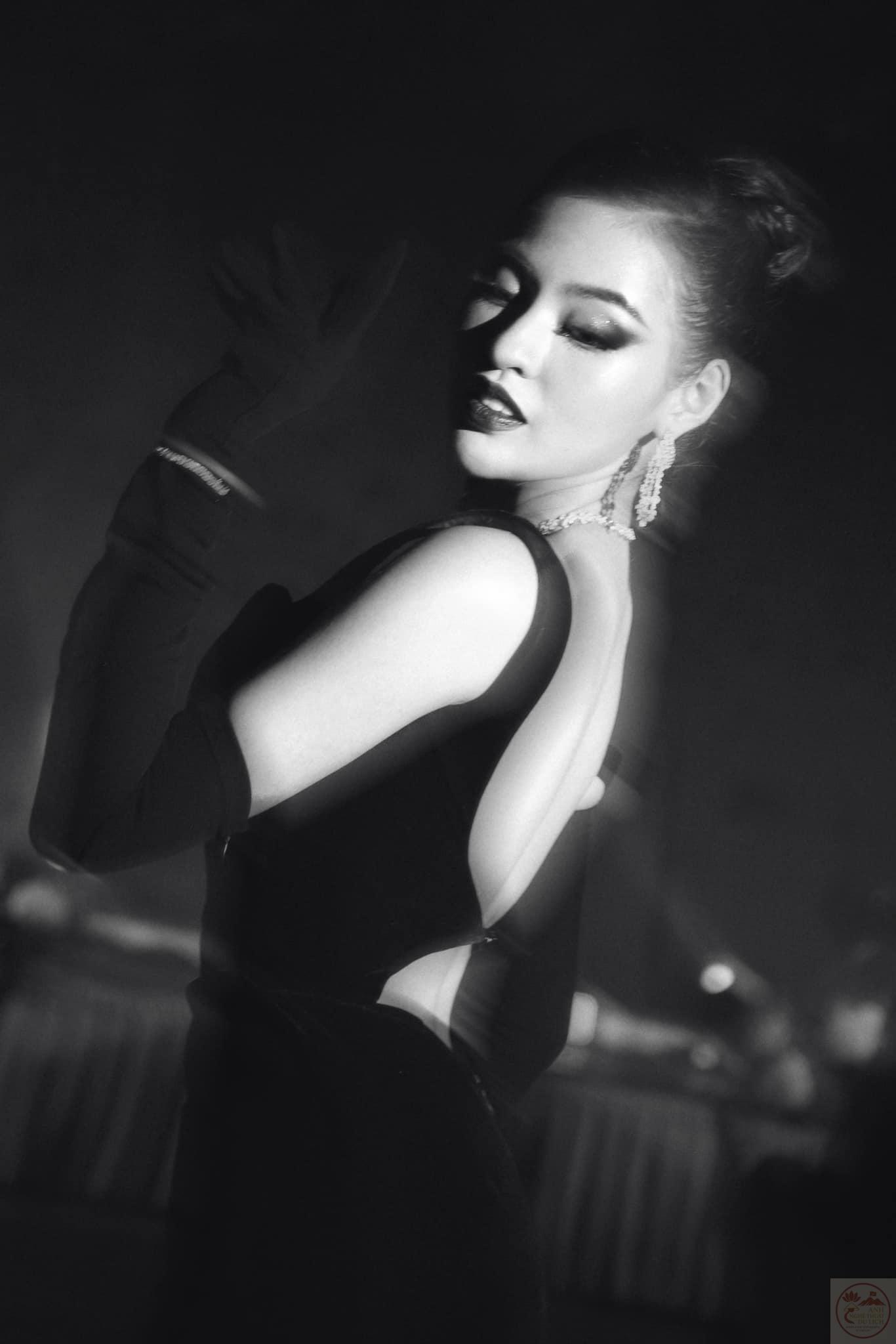 Một khung cảnh giản dị cũng đủ khiến cô ấy trở thành tâm điểm