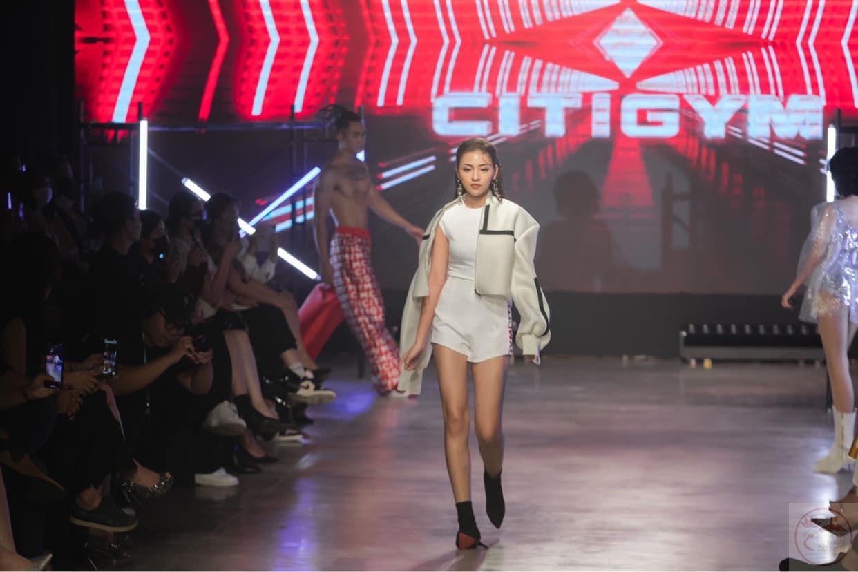 Người đẹp thu hút sự quan tâm bằng phong cách gần gũi và tự nhiên