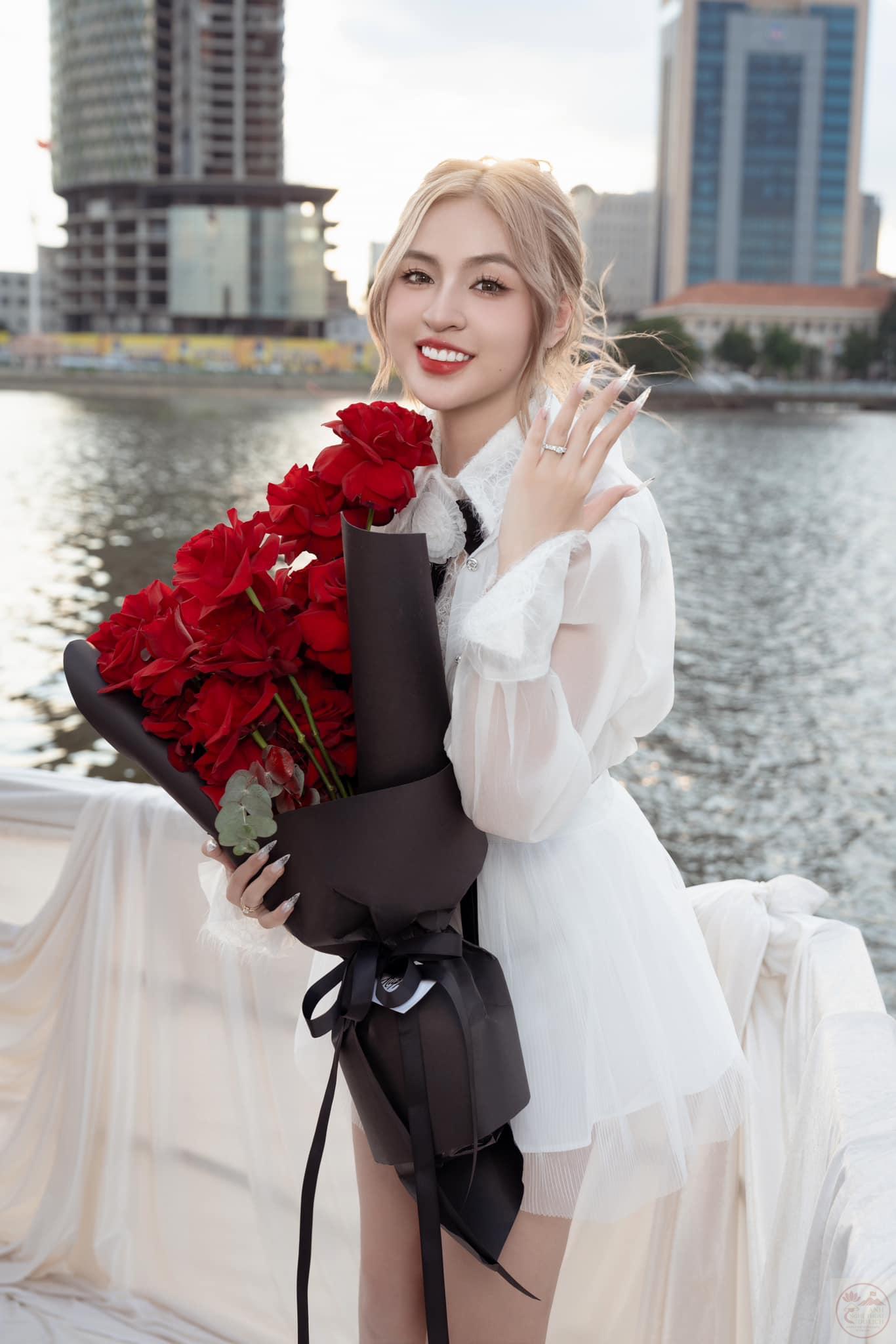 Hình ảnh hiện tại cho thấy cô ấy trưởng thành và dịu dàng hơn