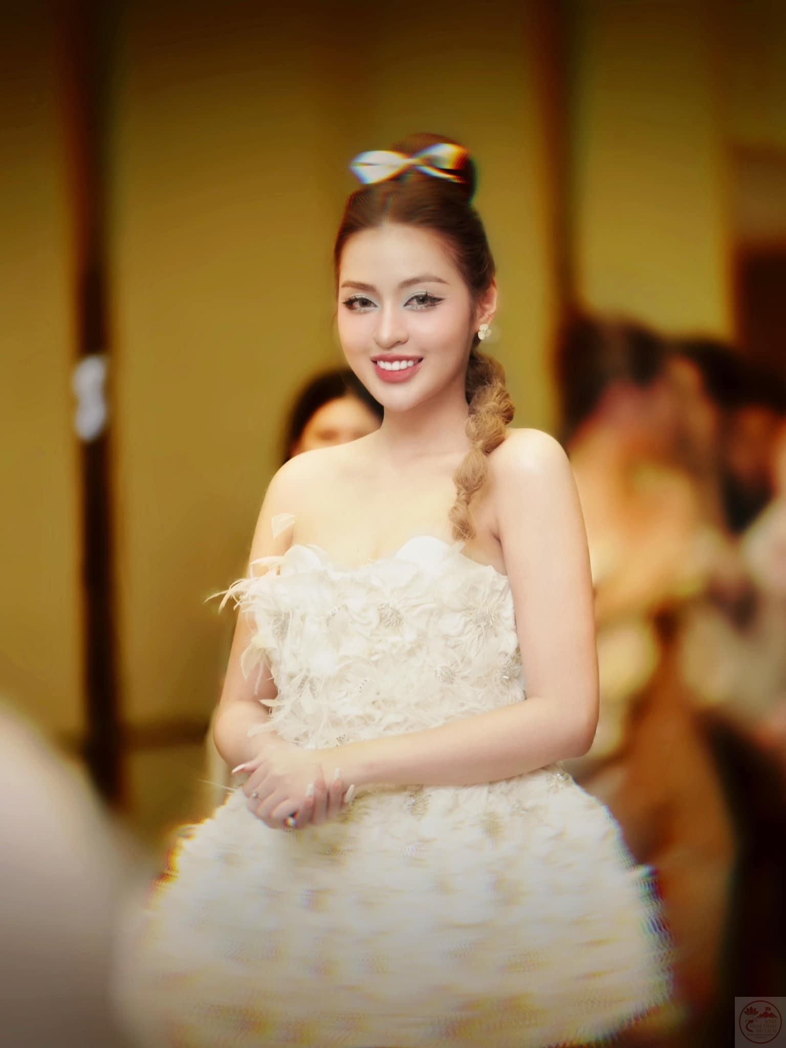 Một nụ cười rạng ngời làm sáng bừng cả khung hình