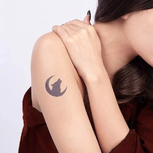 Hình xăm con sói mini ở cánhtay