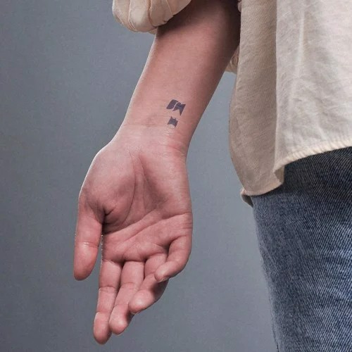 Hình xăm con sói mini ở cổtay