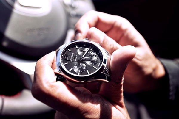 Đồng hồ cơ thiếu năng lượng dẫn đến sai lệch thời gian