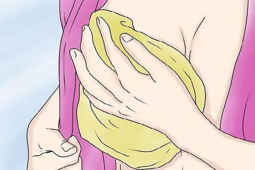 Khi chăm sóc bầu vú, bà mẹ chỉ nên vệ sinh bầu vú bằng nước sạch