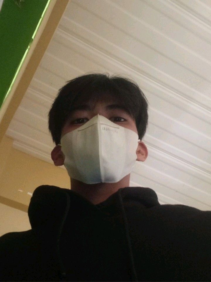 Một loạt ảnh trai đẹp 2k7 trở thành tâm điểm trong nhiều hội nhóm chia sẻ ảnh