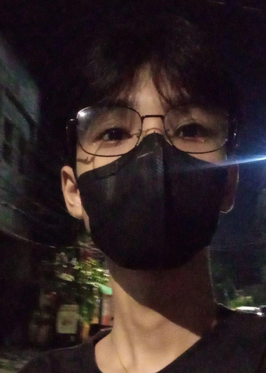 Ảnh trai 2k7 đeo kính